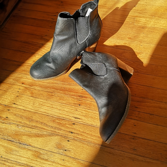 Old Navy Black boots - Picture 1 of 6